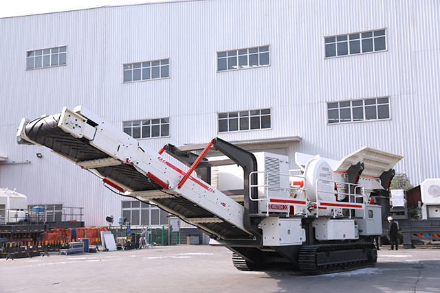 Crawler-type mobile crushing station