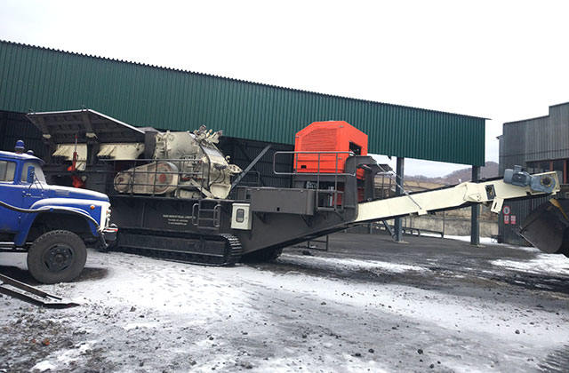 Mobile crusher works in winter