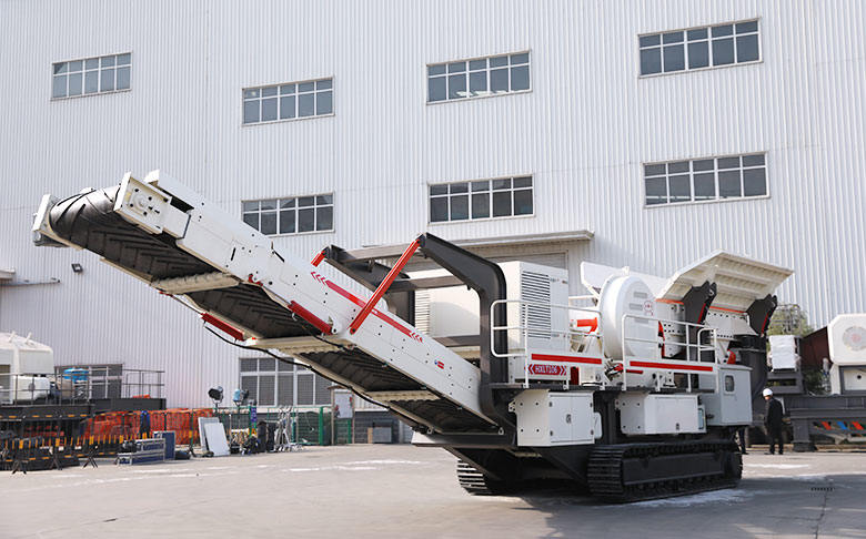 Mobile crushing plant with oil and electricity engines